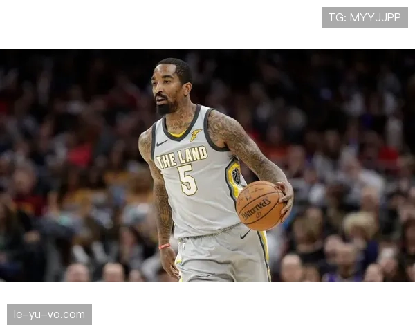 罗德·拉沃尔经典发球上网战术再现赛场，老将风采引球迷热议