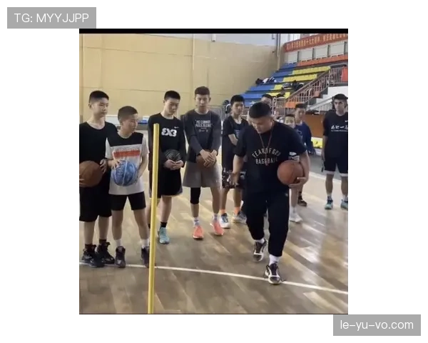 菜市场碰到吕小军，穿拖鞋拎菜篮，等他刷卡那一刻全场眼神都变了